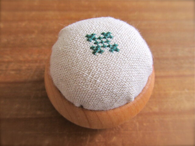 コロンと丸い木製ピンクッション 深緑刺繍の画像1枚目