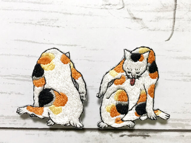 手刺繍浮世絵ブローチ*歌川芳藤「猫尽両めん合」よりの画像1枚目