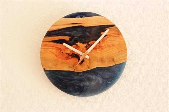 小さな世界が見えるかも? 直径26cm-08 木とレジンの掛け時計 River clockの画像1枚目