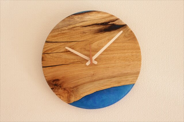 小さな世界が見えるかも? 直径30cm-05 木とレジンの掛け時計 River clockの画像1枚目