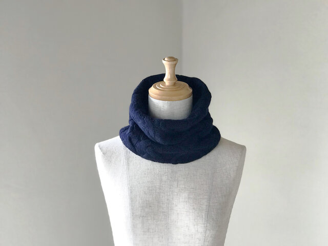 アラン模様ふっくらWOOLのシングルスヌード ネイビーの画像1枚目