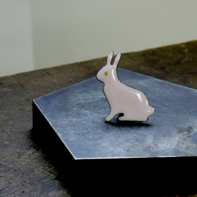 七宝焼ブローチ うさぎ(ピンク)の画像1枚目