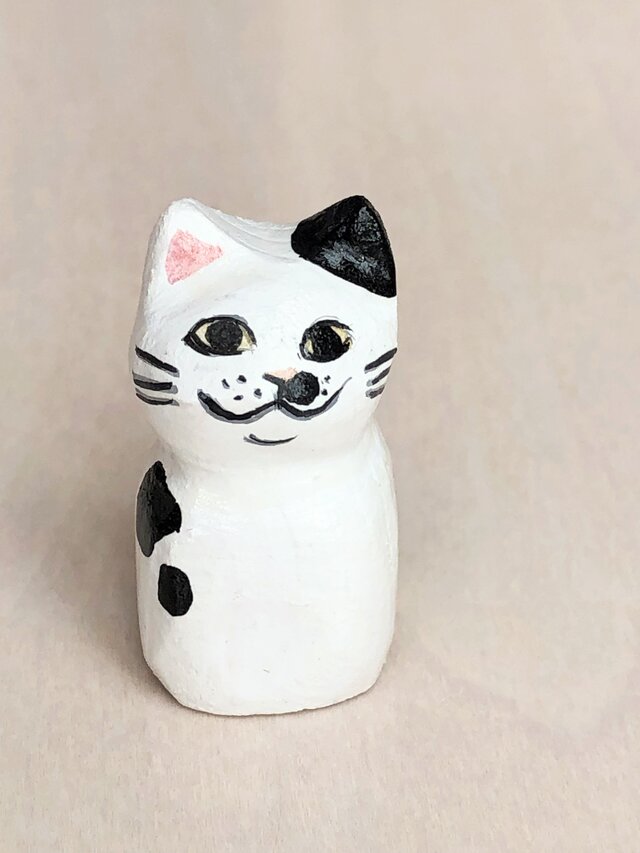木彫り猫 小さな黒ぶち猫の画像1枚目