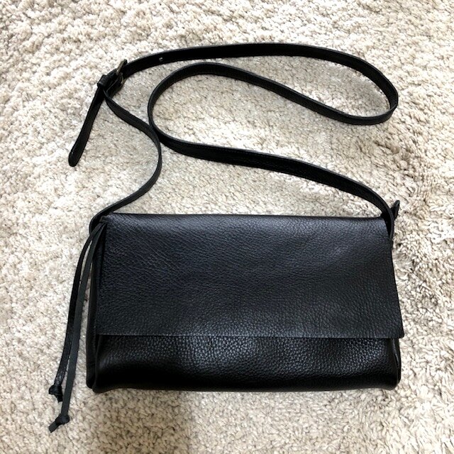 イタリアンレザー（アリゾナ）のふた付きショルダーバック・ブラック