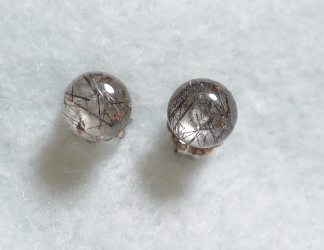 (1点もの)ブラックトルマリンクオーツのスタッドピアス(6mm・チタンポスト)の画像1枚目