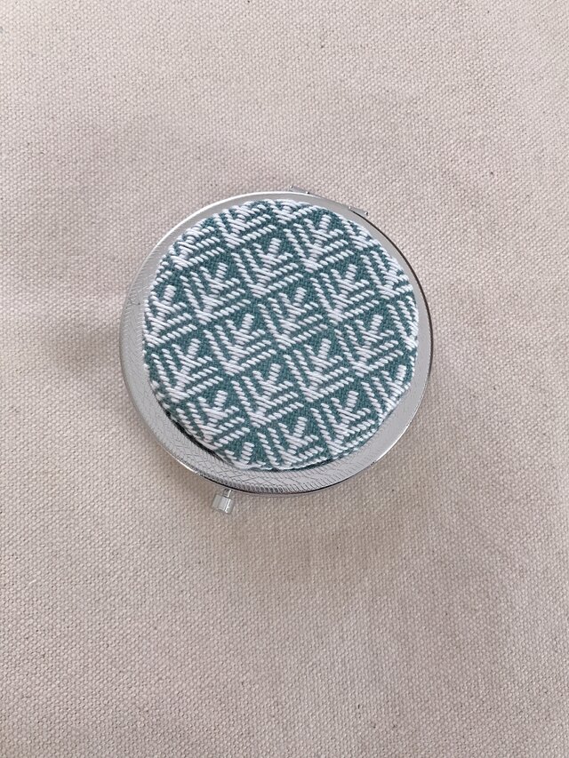 こぎん刺しの飾りコンパクトミラー〈松笠〉SIの画像1枚目