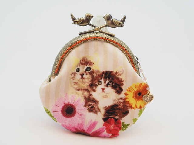 気持ち華やぐがま口ポーチ・コインケース(口金8.5センチ)猫とお花と蝶の画像1枚目