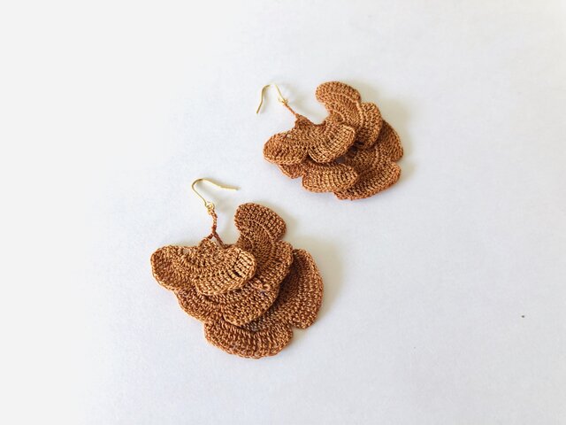 イチョウのピアス/茶色(かぎ針編み・レース糸)の画像1枚目