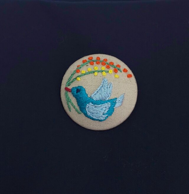 刺繍ブローチ1・青いことりの画像1枚目