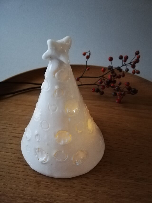 灯るクリスマスツリーの画像1枚目