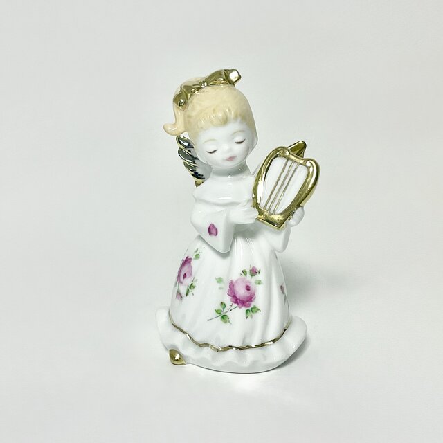 バラの天使のハープのオーナメント