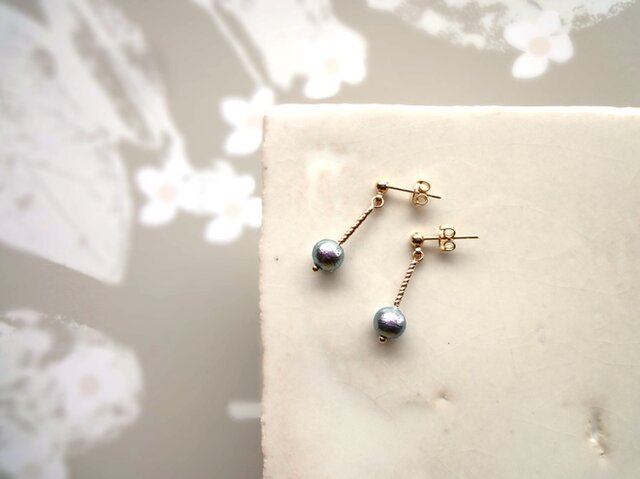 【期間限定SALE】ピアス・イヤリング共通デザイン■ Cherry × コットンパール ■ リッチグレーの画像1枚目
