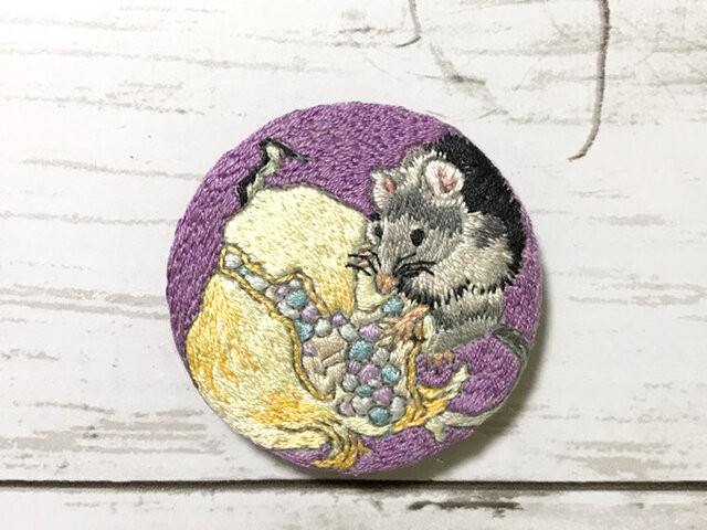 手刺繍日本画ブローチ*鈴木松年「鼠白石榴子図」よりの画像1枚目