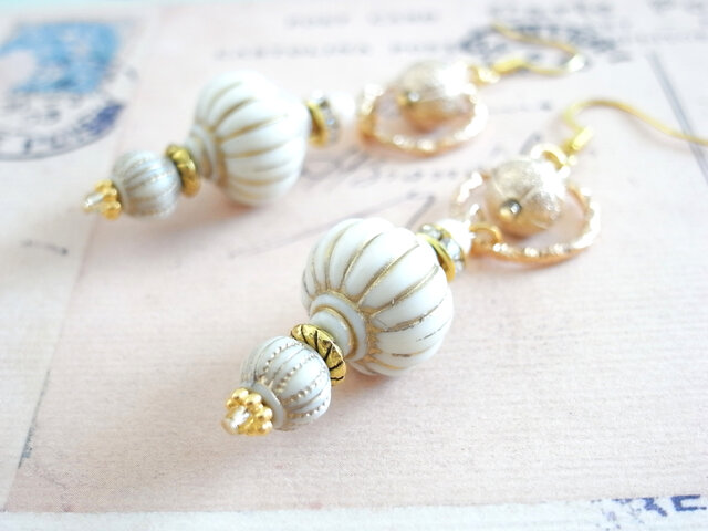 ピアス ベージュのアクリルビーズのランタン風 揺れる ゴールド