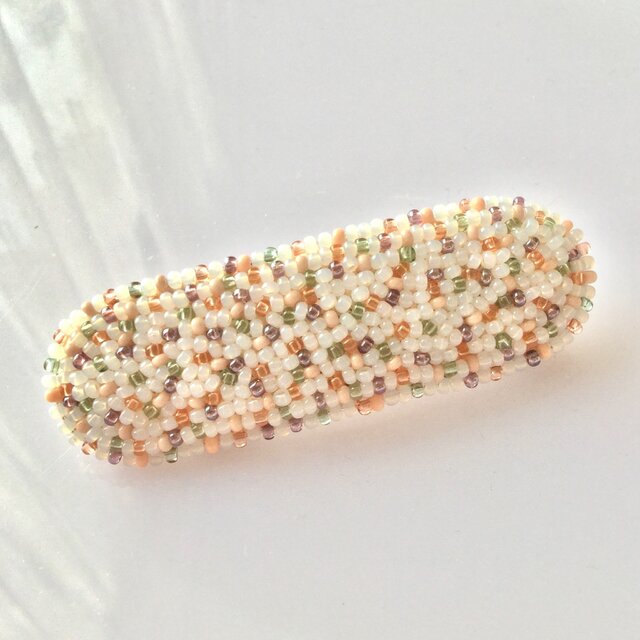 ビーズ刺繍のバレッタ やさしい色の画像1枚目