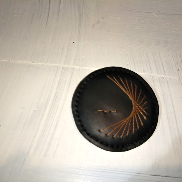 革 ピンブローチの画像1枚目