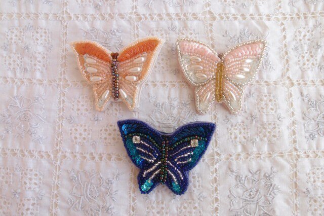 ピンクの蝶々のブローチ Iichi ハンドメイド クラフト作品 手仕事品の通販