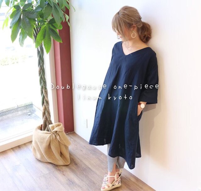 【Fサイズ】ゆるふわダブルガーゼで魅せる、Vネックバックタックワンピース(ナイトネイビー)の画像1枚目