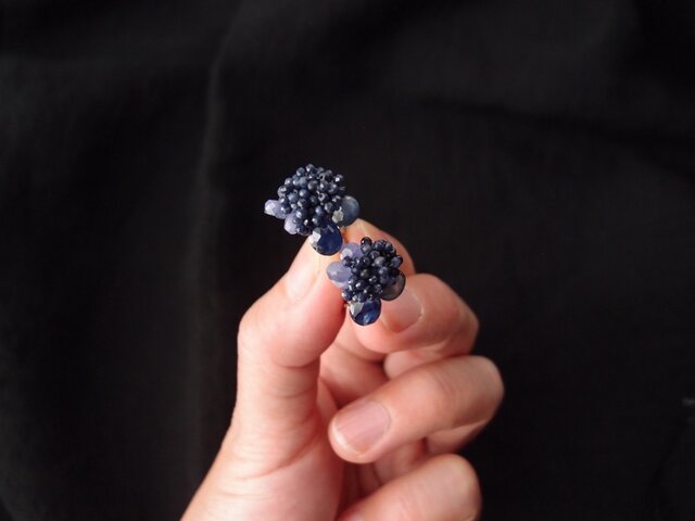 【天然石の刺繍イヤリング】bluesapphire × tanzaniteの画像1枚目