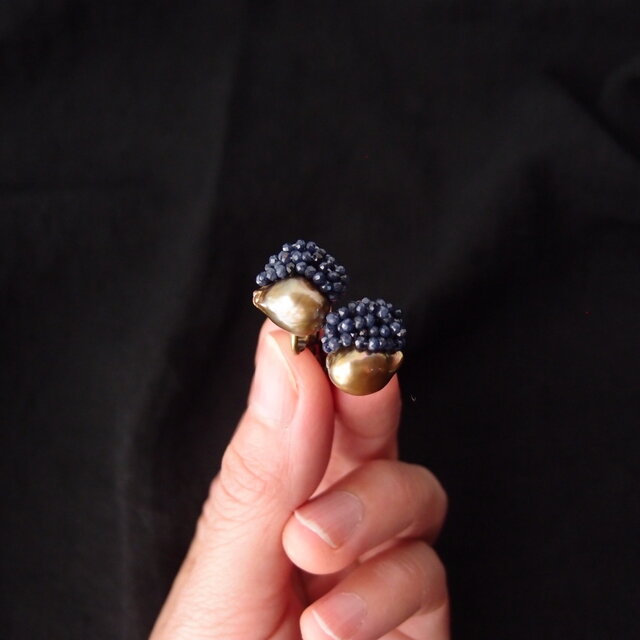 【真珠の刺繍イヤリング】baroque pearl × bluesapphireの画像1枚目