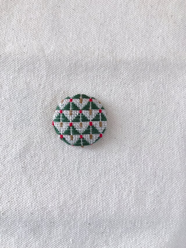 こぎん刺しのマグネット〈もみの木×赤〉2.9cmの画像1枚目