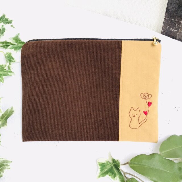 手刺繍ぺたんこポーチ猫のハナコさん コーデュロイ茶色×キャメルの画像1枚目