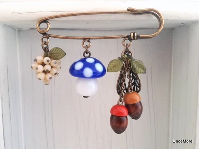 【現品限り】きのこ&どんぐりのカブトピンブローチの画像1枚目