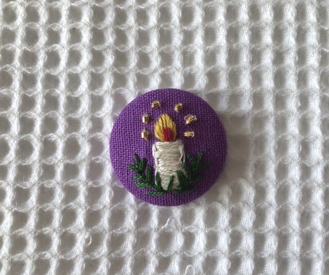 直径3㎝ビーズ刺繍の包みボタンブローチ ☆クリスマスの画像1枚目