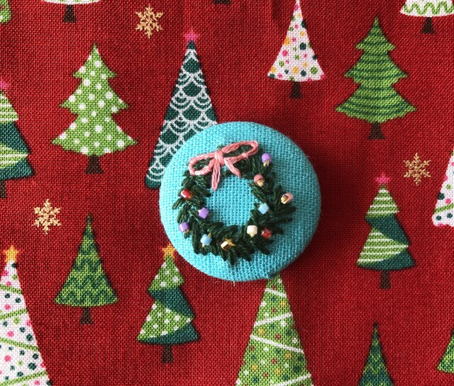 直径3㎝ビーズ刺繍の包みボタンブローチ ☆クリスマスの画像1枚目