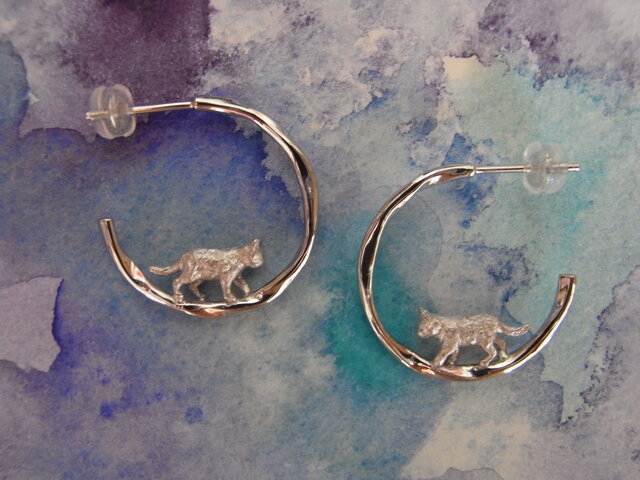 ご注文品 K18WG〈猫のピアス Walking cat〉の画像1枚目
