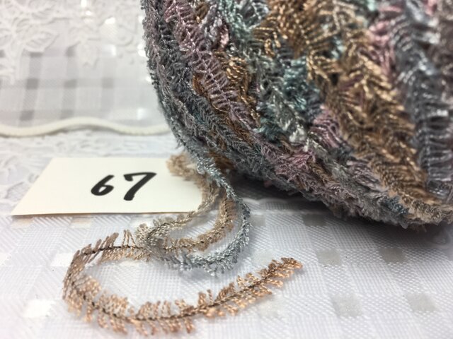 67手染め糸♬80g段染めヒラヒラフェザーヤーンの画像1枚目