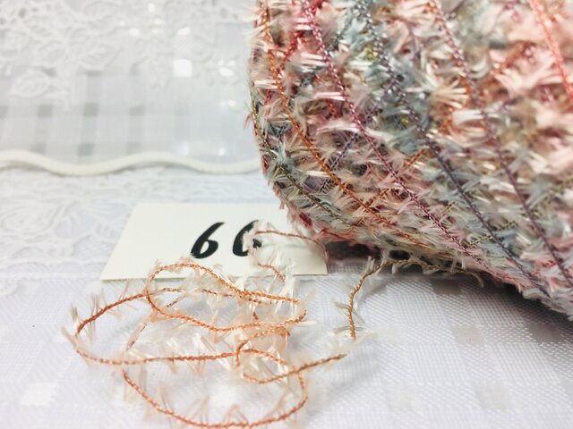66手染め糸♬段染め細いヒラヒラフェザーヤーンの画像1枚目