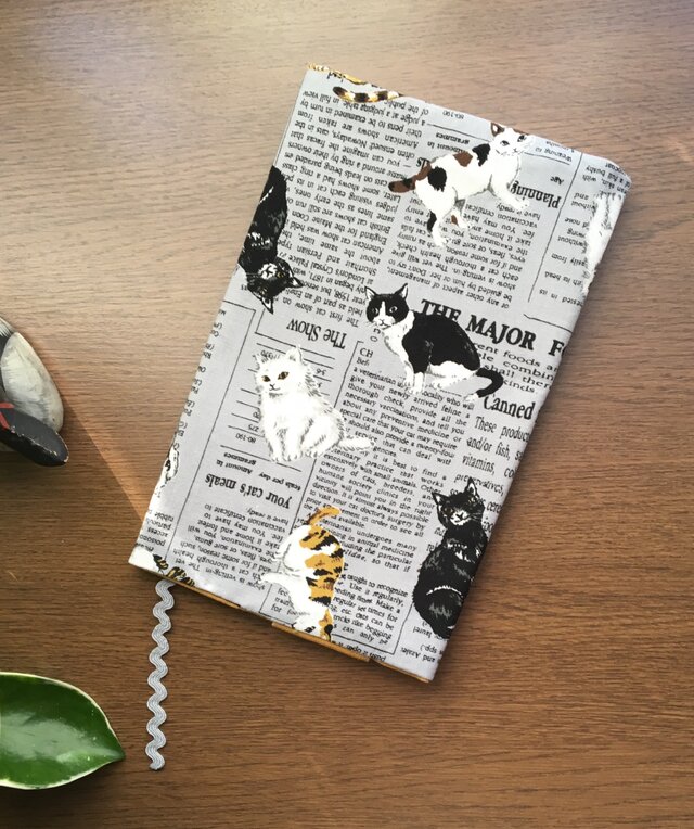 猫と英字新聞のブックカバー・・新書版サイズの画像1枚目