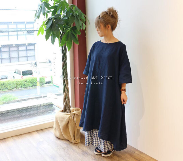 【Fサイズ】ゆるふわダブルガーゼで魅せる、アシンメトリーヘムラインのラグランスリーブワンピース(ナイトネイビー)の画像1枚目