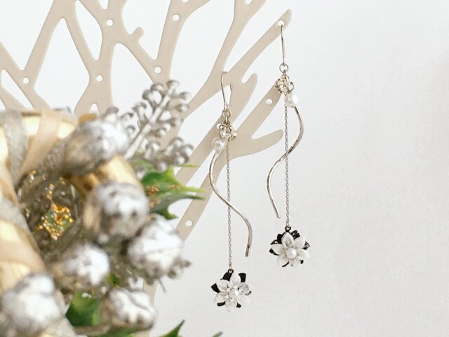 ゆらゆら揺れるポインセチアのピアス -ホワイト- *つまみ細工*の画像1枚目