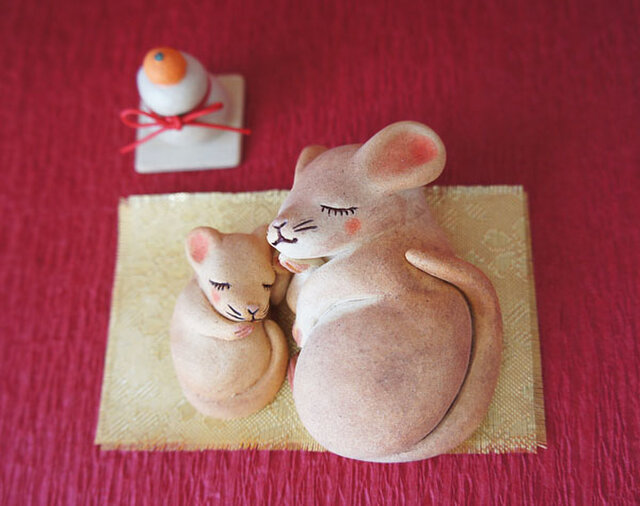 【陶器の丸まるねずみの親子+鏡餅】の画像1枚目
