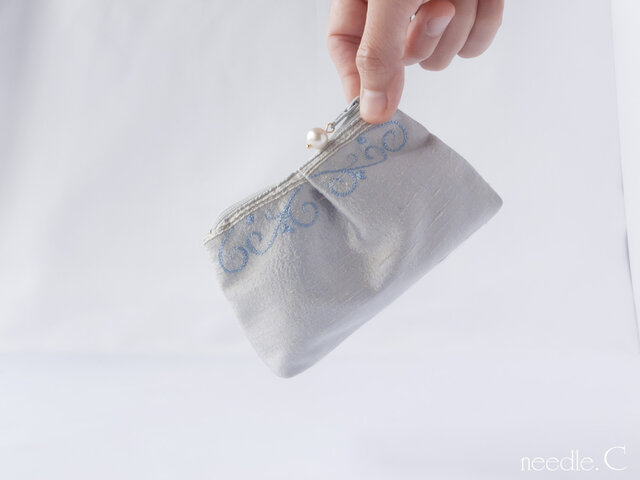 フォルムに癒される プチぷっくりポーチ インドシルク 模様刺繍 ミニポーチ リップケースの画像1枚目