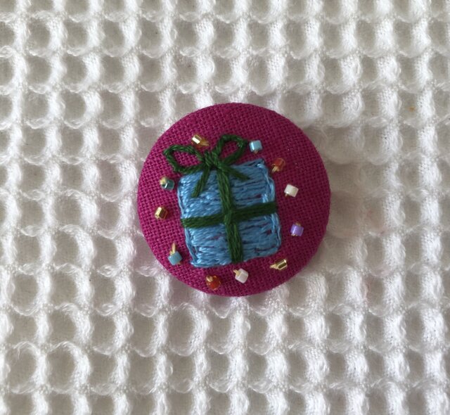 直径3㎝ビーズ刺繍の包みボタンブローチ ☆クリスマスの画像1枚目
