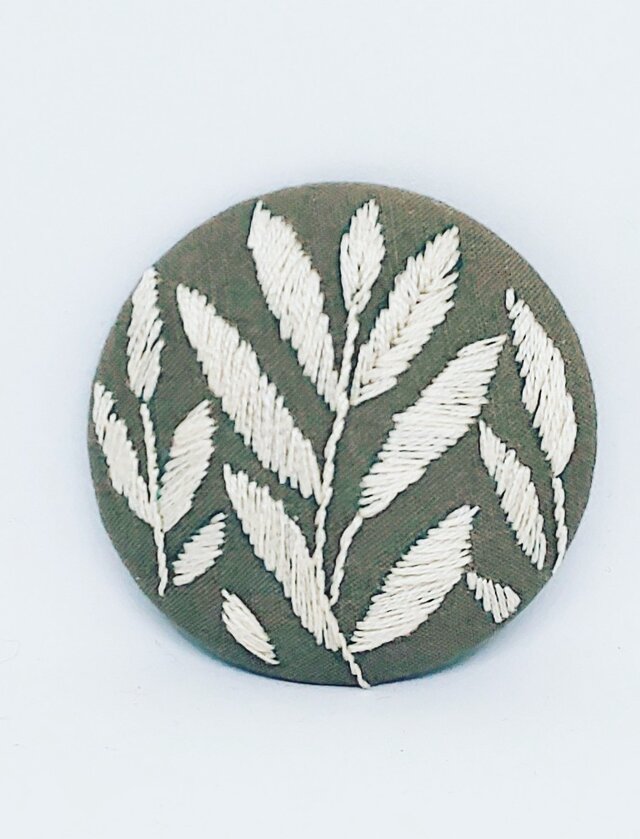 刺繍ブローチ・leaf( ベージュ×オフホワイト)の画像1枚目