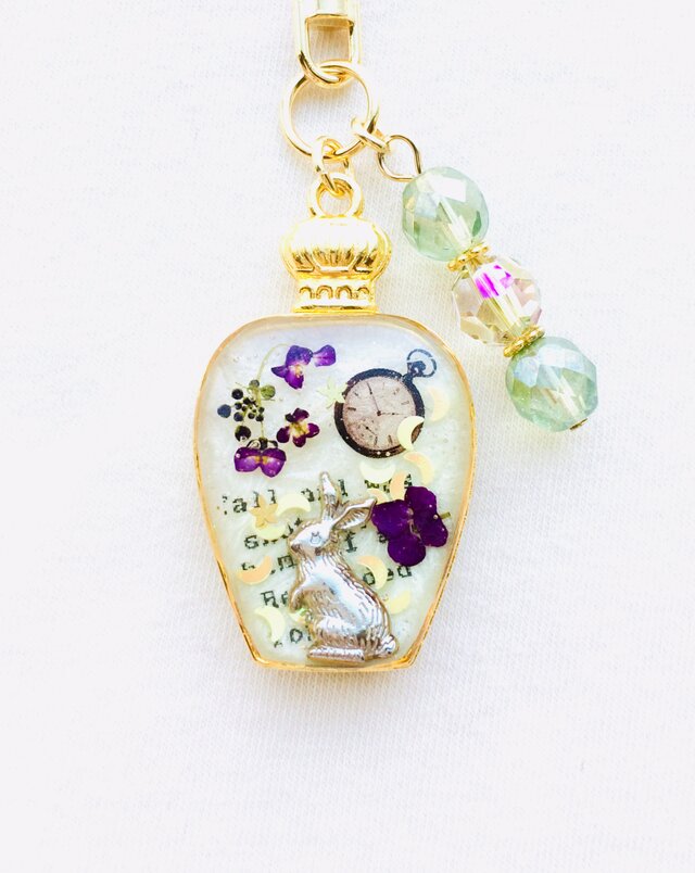 香水瓶キーホルダー ｳｻｷﾞ （草花の憂い）