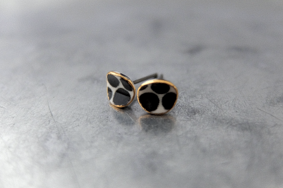ピアス カールpetit dotblackの画像1枚目
