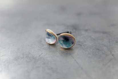 ピアス カールpetit Parantica sita/goldの画像1枚目
