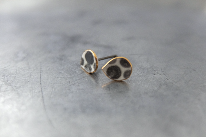 ピアス ヒトヒラ dotgray/goldの画像1枚目