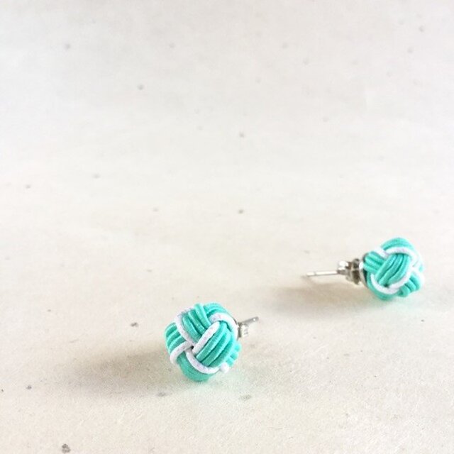 ミント＆ホワイト　バイカラーの玉ピアス　水引製　薄荷