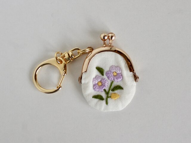 ビオラの手刺繍ミニがまぐち 白の画像1枚目