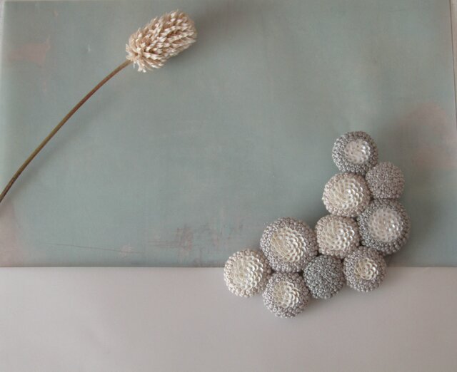dix「 lune gris」手刺繍ブローチの画像1枚目