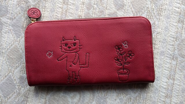 刺繍革財布『靴を履いたネコと植木鉢』カーマインred(牛革)L字ファスナー型の画像1枚目