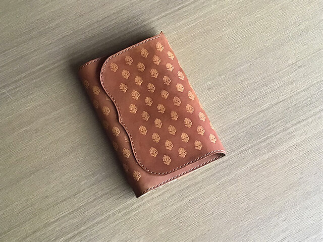インド更紗風 花柄型押し 牛革A6判型手帳(文庫本)カバー (brown)の画像1枚目
