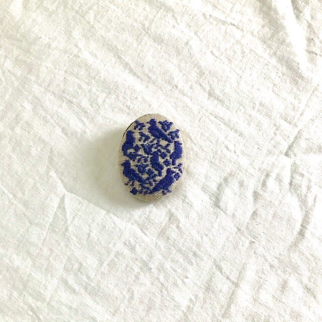 刺繍ブローチ「鳥・麻色」オーバル型の画像1枚目