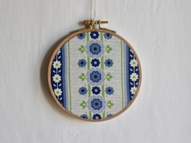 刺繍 壁飾り 青い花刺繍の壁飾り | iichi 日々の暮らしを心地よくする